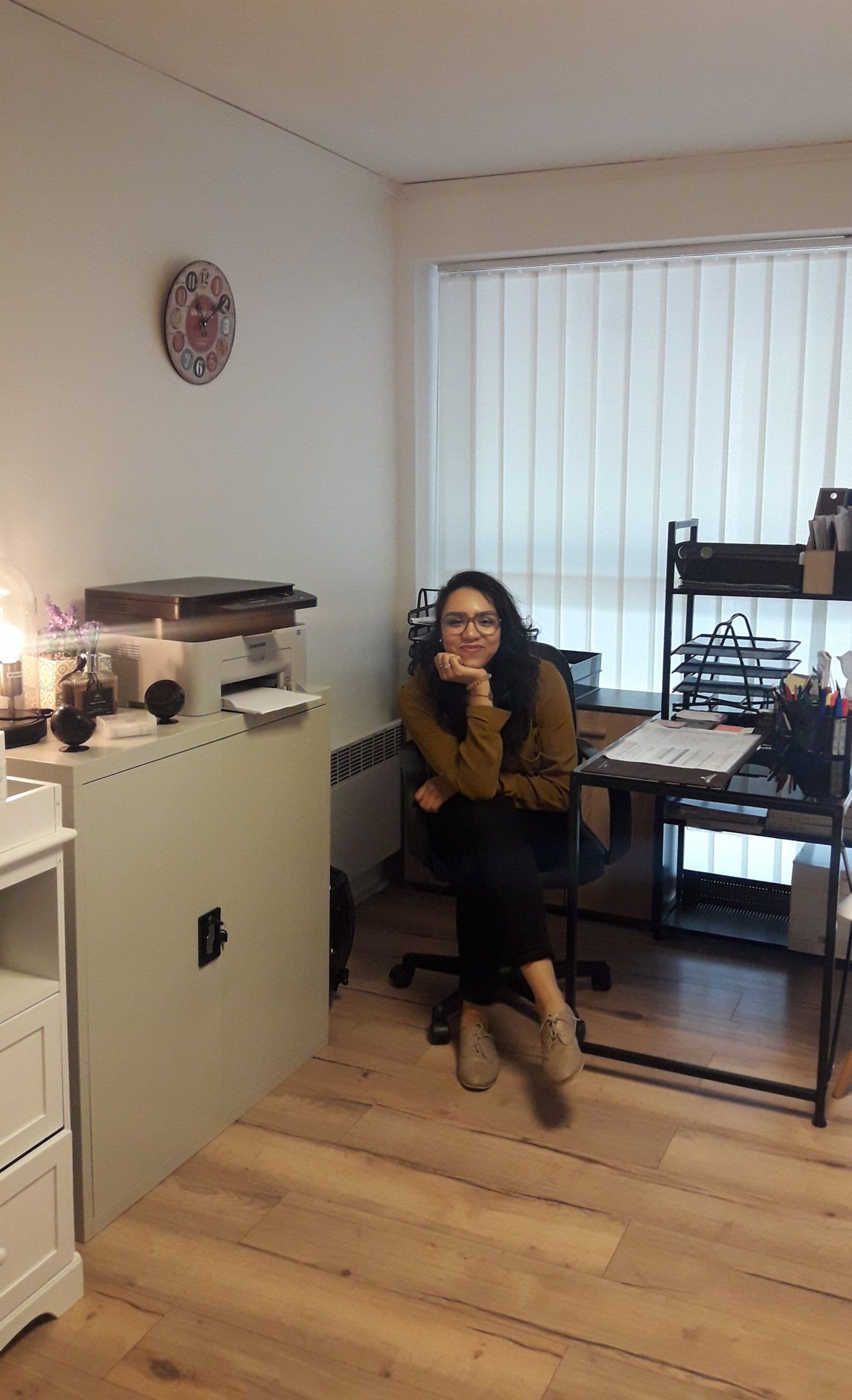 Asma Mairfate, sage-femme, assise à son bureau dans son cabinet de Nîmes